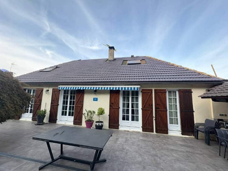 Pose de tuiles neuves sur une toiture - pavillon situé à Auvers saint geroeges dans l'Essonne (91).