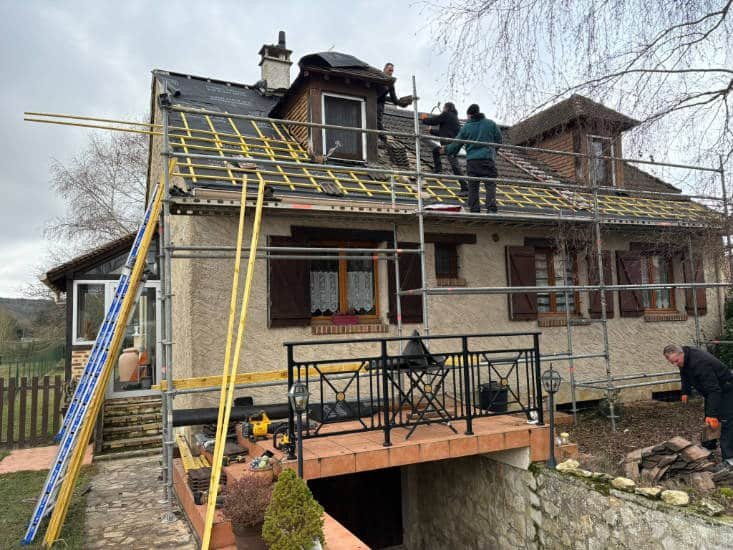 Un remplacement de toiture effectué à Étréchy dans l'Essonne pose de liteaux après avoir installé un écran sous toiture.