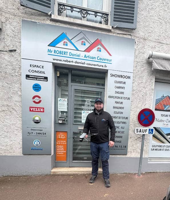 M Robertt Daniela vec son drone devan,t la boutique vitrine du 42 grande rue à Étréchy dans l'Essonne (91).