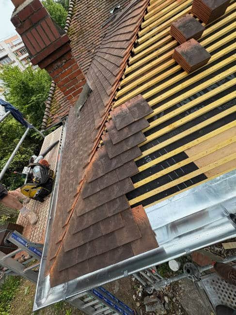 M Robertt Daniela vec son drone devan,t la boutique vitrine du 42 grande rue à Étréchy dans l'Essonne (91).